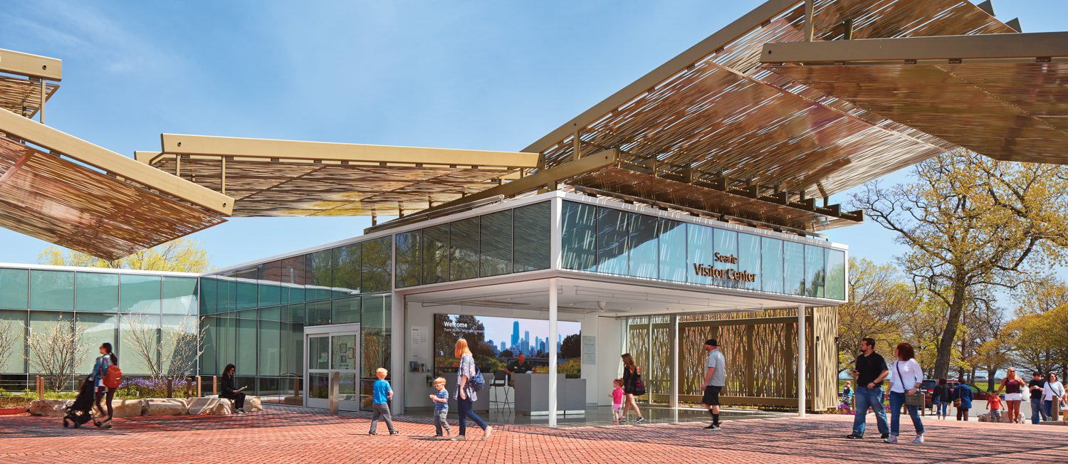 院外信息台,树冠向总基投树影,总基最终由渗透式砖铺盖者覆盖