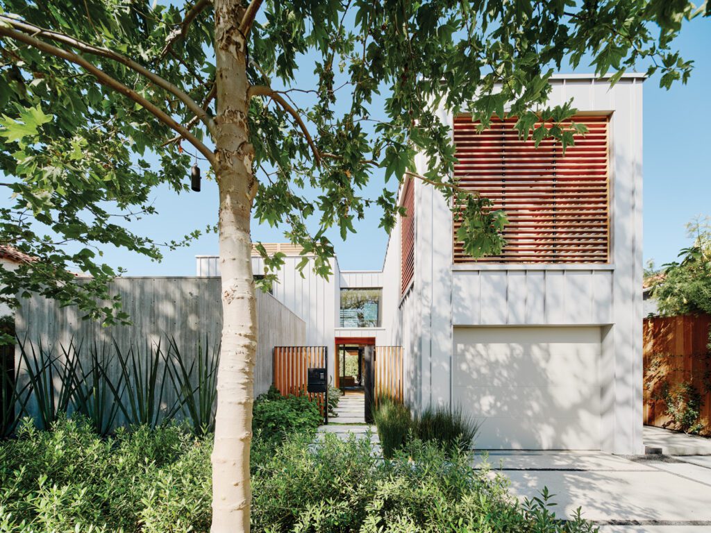 房子从街上显示固体组成物:左侧是混凝土体积置筛选室,右侧是阳光机顶车库