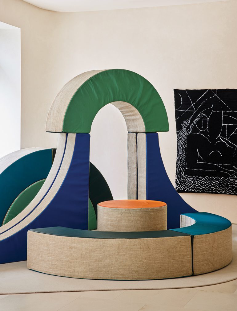 Renate Müller游戏雕塑和Carolyn Salas手工制毛和棉花挂在Egg集体