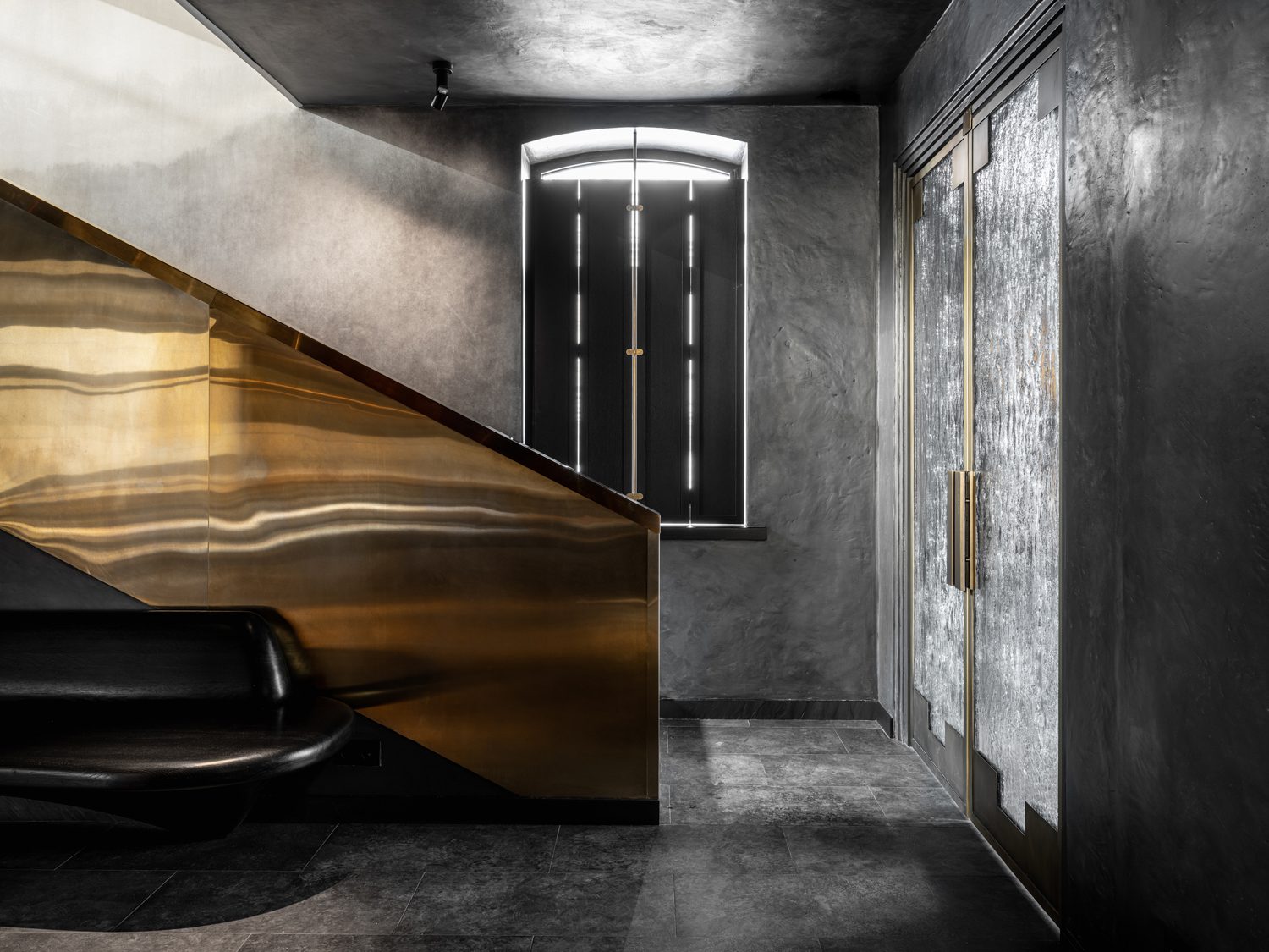 楼梯层加黄铜板将两层合二为一