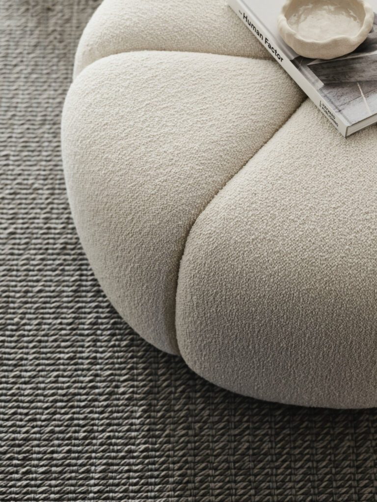 六件构造为Vipp多功能Pouf添加雕刻美-无论是座椅、脚踏板或侧台-