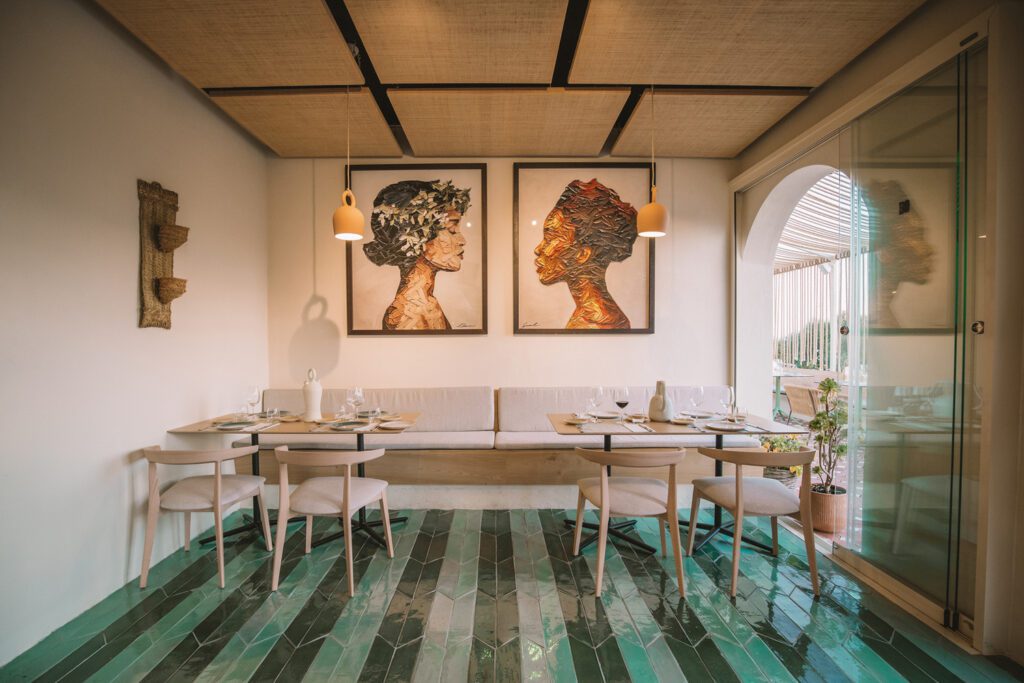 海绿安装Herringbone瓷块定义餐区