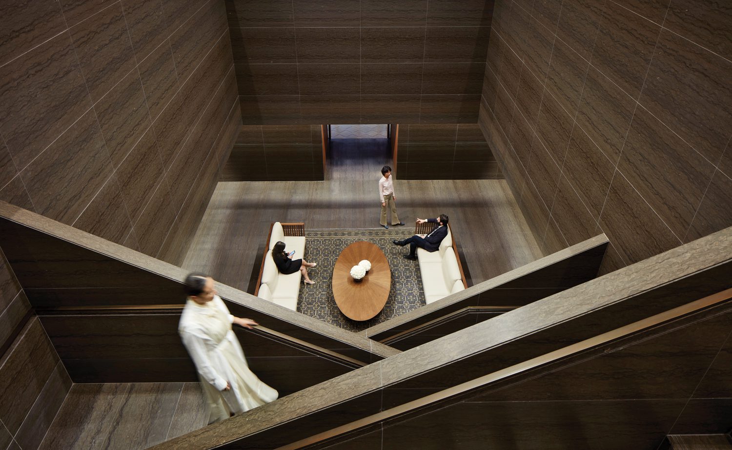 Nada Debs的咖啡桌和沙发聚集在阿拉伯联合酋长国常驻东中城代表团入口大厅Skidmore,Exces & Merrill