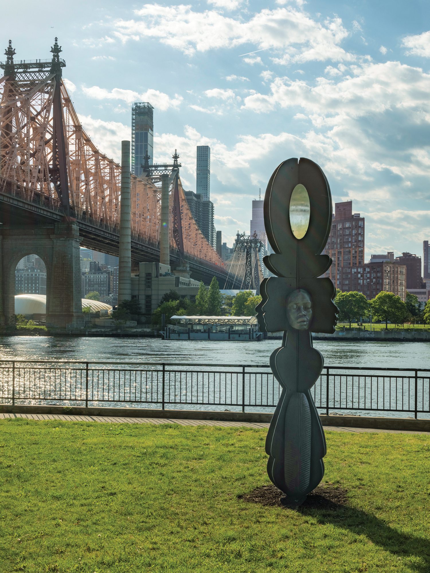 RockIt Black由Tanda Francis撰写,在皇后桥公园站高122.5尺,由打磨混凝土、铝面镜像制作,并用嵌入式商店前端改写画胶合板Plywood保护项目全市五大设施之一, 由艺术非盈利无值工作室编程,