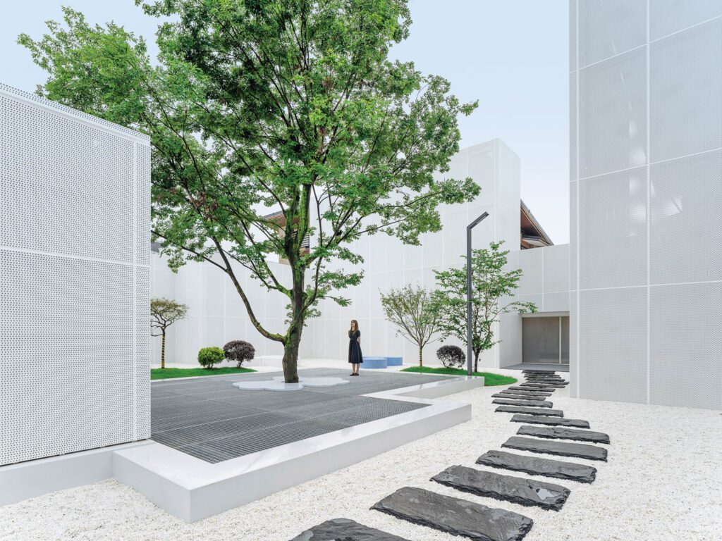 门外座由回收海洋塑料站到院子后院