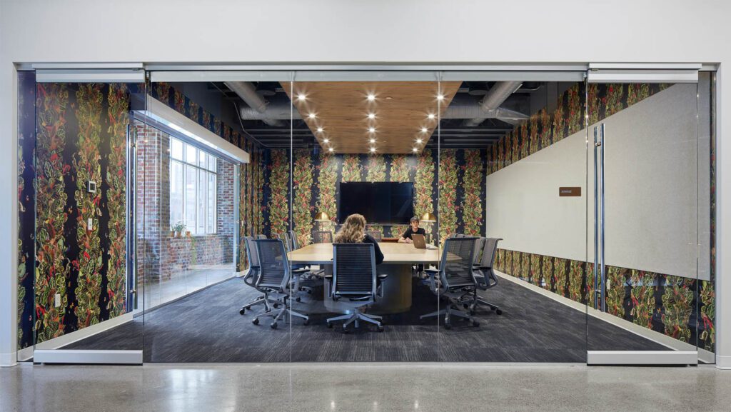 莫伊墙覆盖Arte会议室,Eastvord家具桌旁有钢箱座