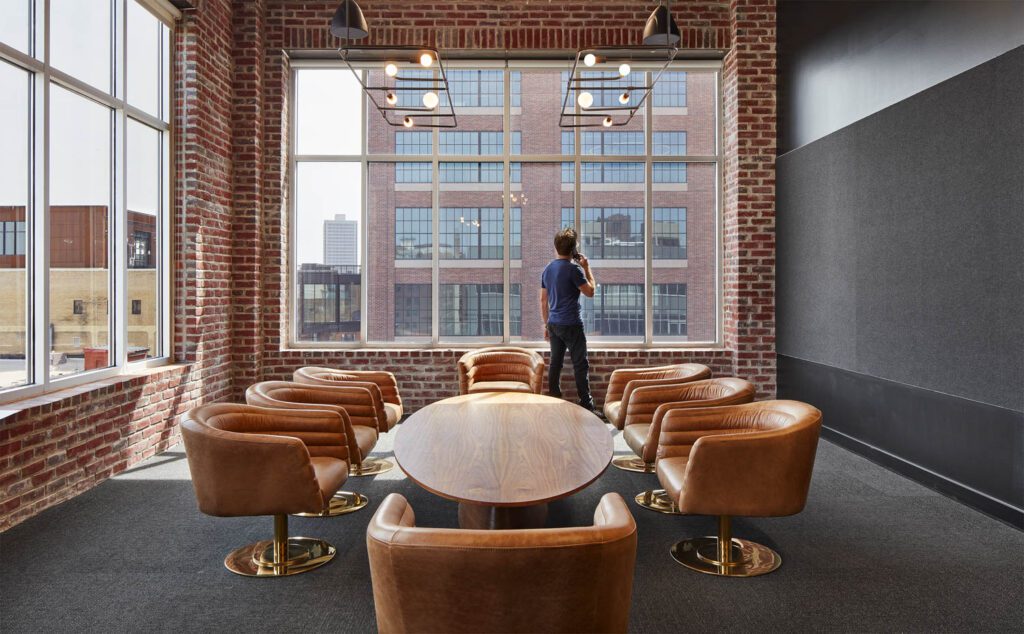 Lambertetchandliers放大自然光环绕会议区CB2座椅和Eastvold家具表