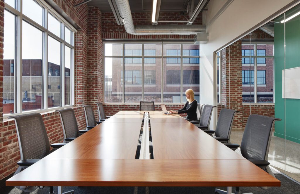 钢箱座次和knell表装饰会议空间