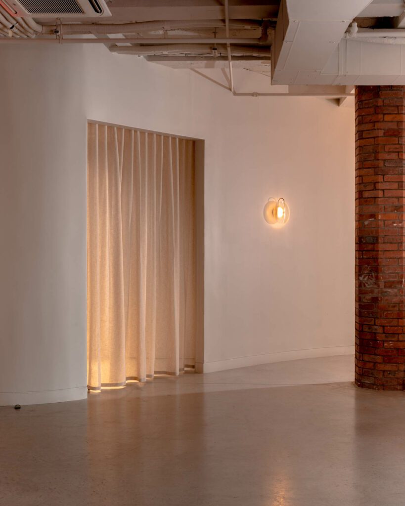 ADA墙灯由联想制作者用单窗帘