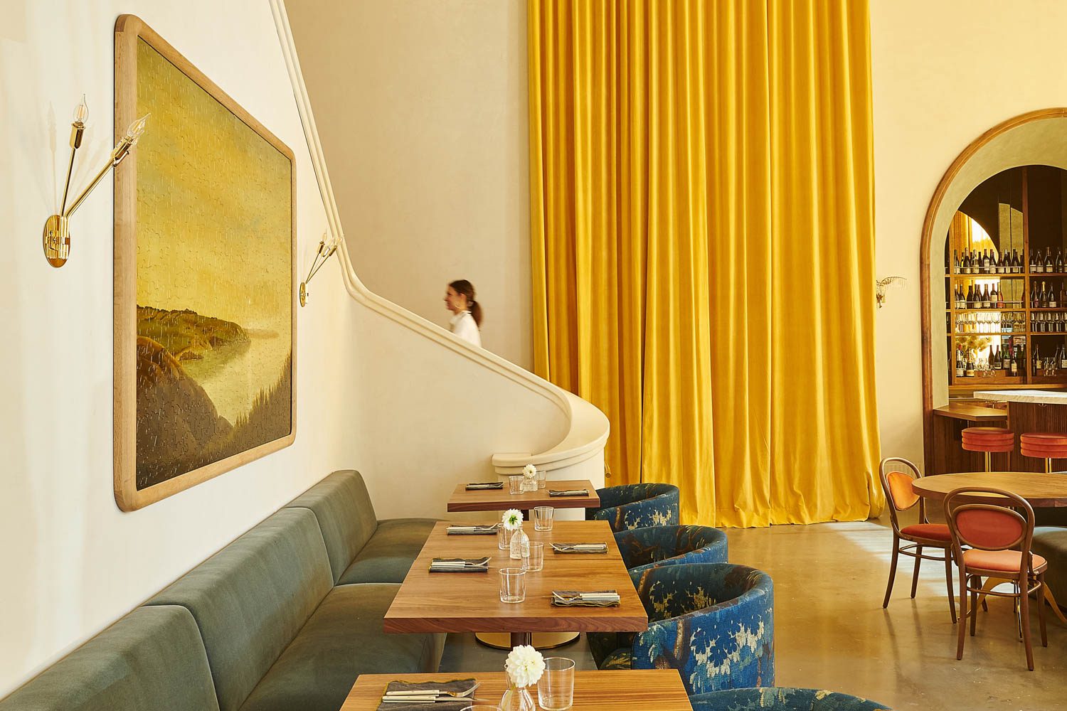 离Mezanine私人事件空间和阳光亚麻花窗帘站台旁Woka梳理定制表