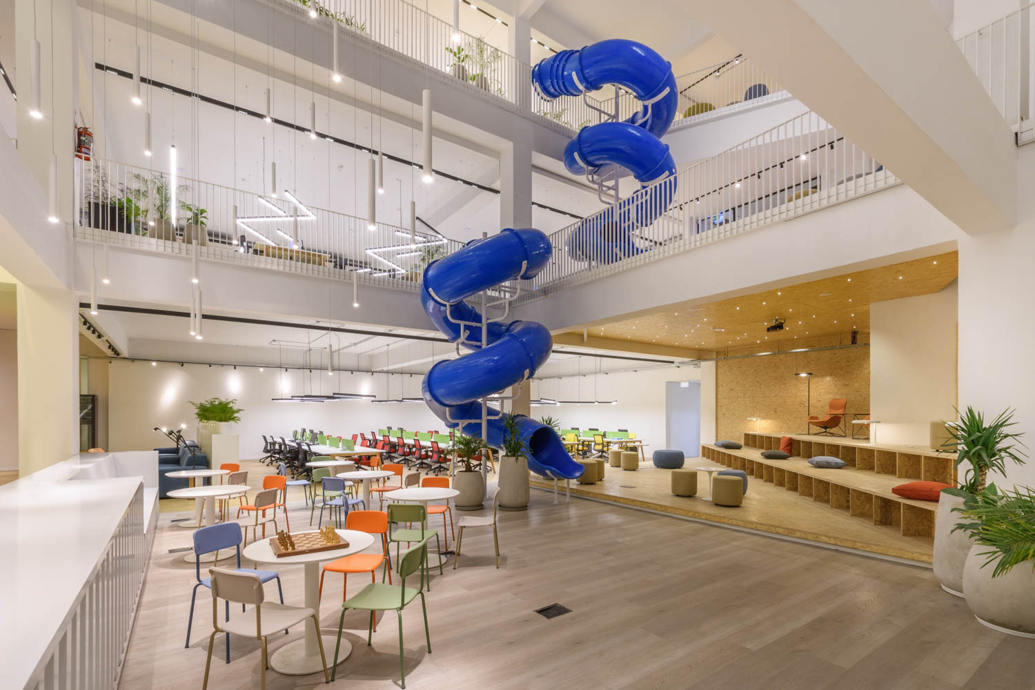 捷足娱乐区提供臂椅Cavaletti、Minimo点灯灯和Giulani表、衬垫和PUFs