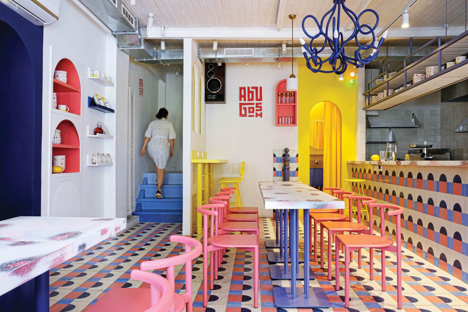 Elisa Passino设计楼下主餐厅瓦