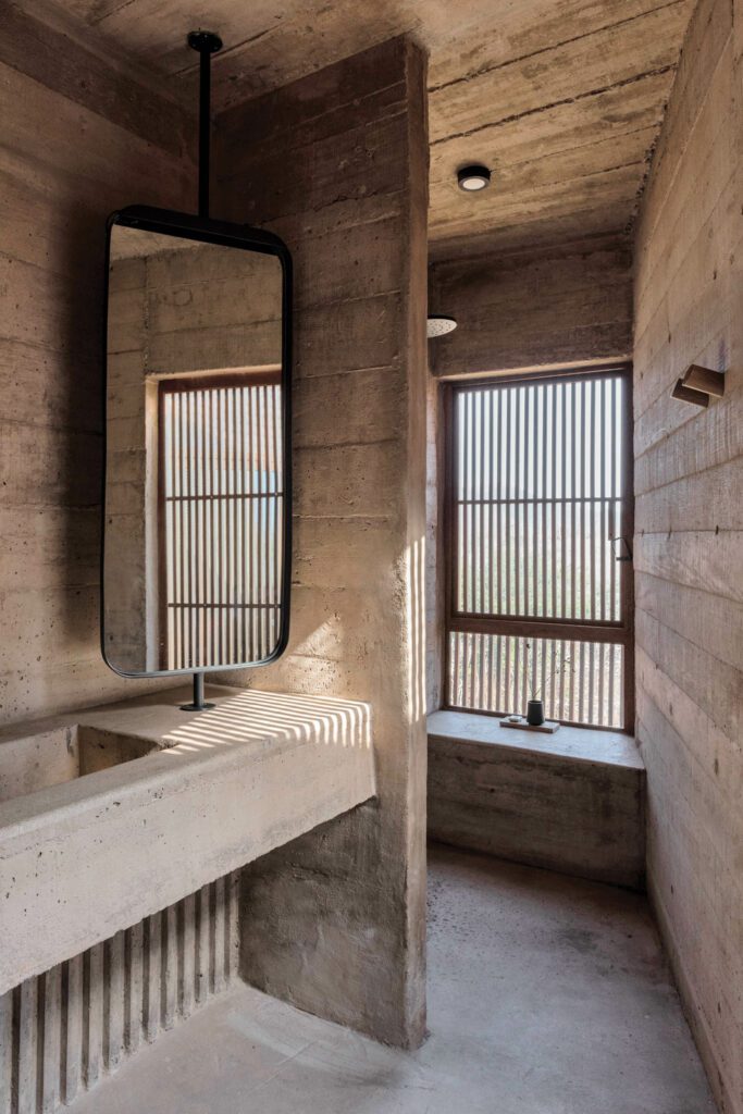 客房用木电屏幕提供隐私并产生室外淋浴感