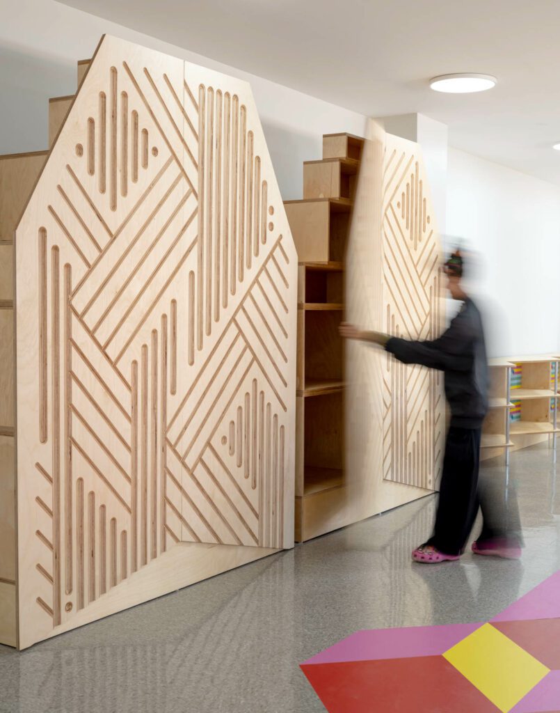 自定义自定义柜并排垂直对角线以产生运动感同时隐藏艺术提供