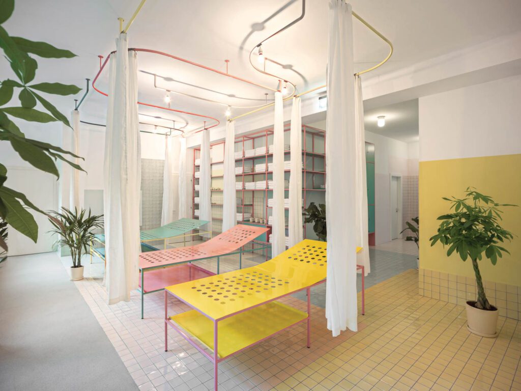 黄色、粉色和蓝面院椅