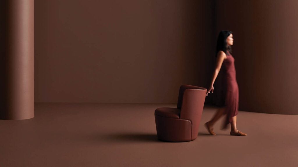 一个女人从Davis家具后拉Tote轮椅