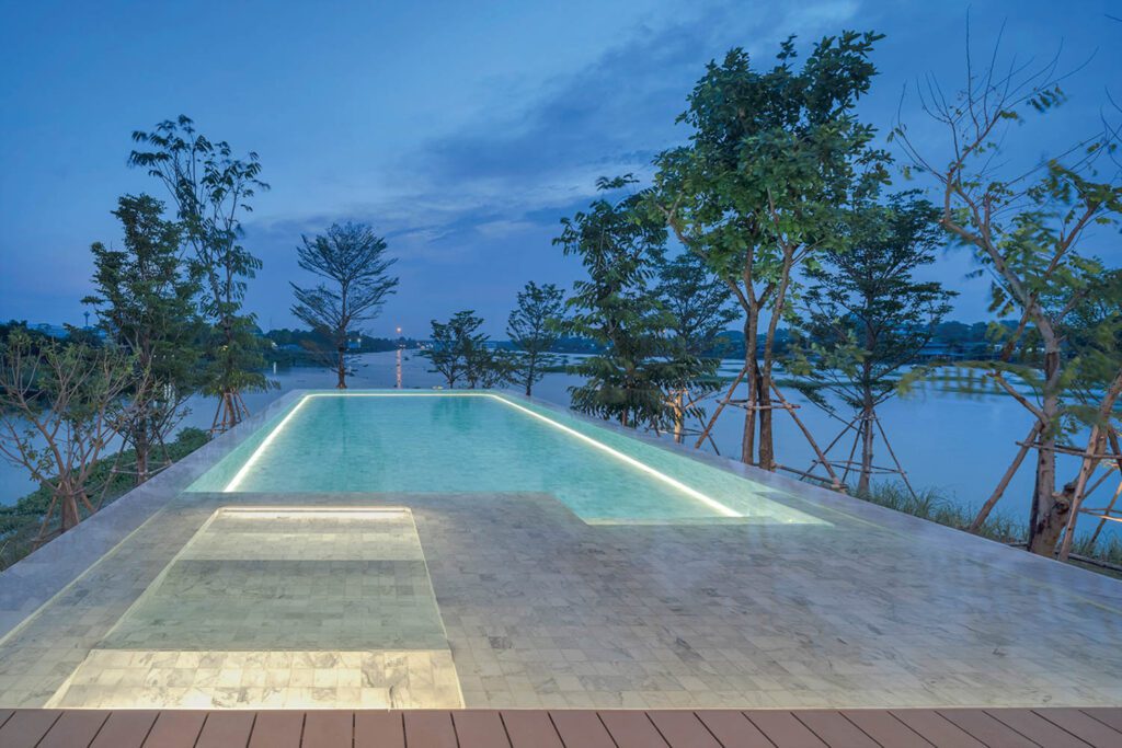 游泳池夜间点亮