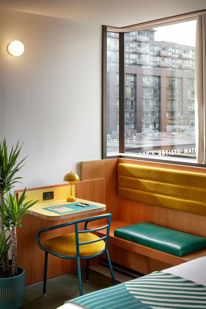 金字塔黄色长洪表加丁衬垫和其他口音