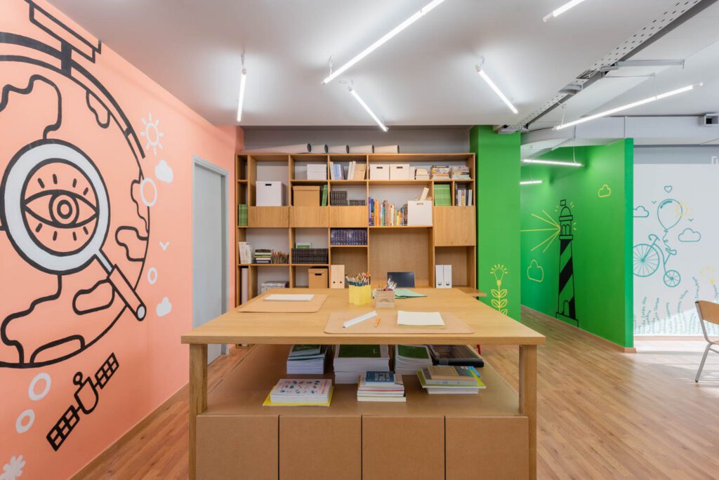 大方办公桌为文工创造空间