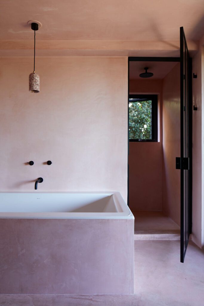 初级卫生间底层定点由California Facets提供,浴缸由BainUltra提供