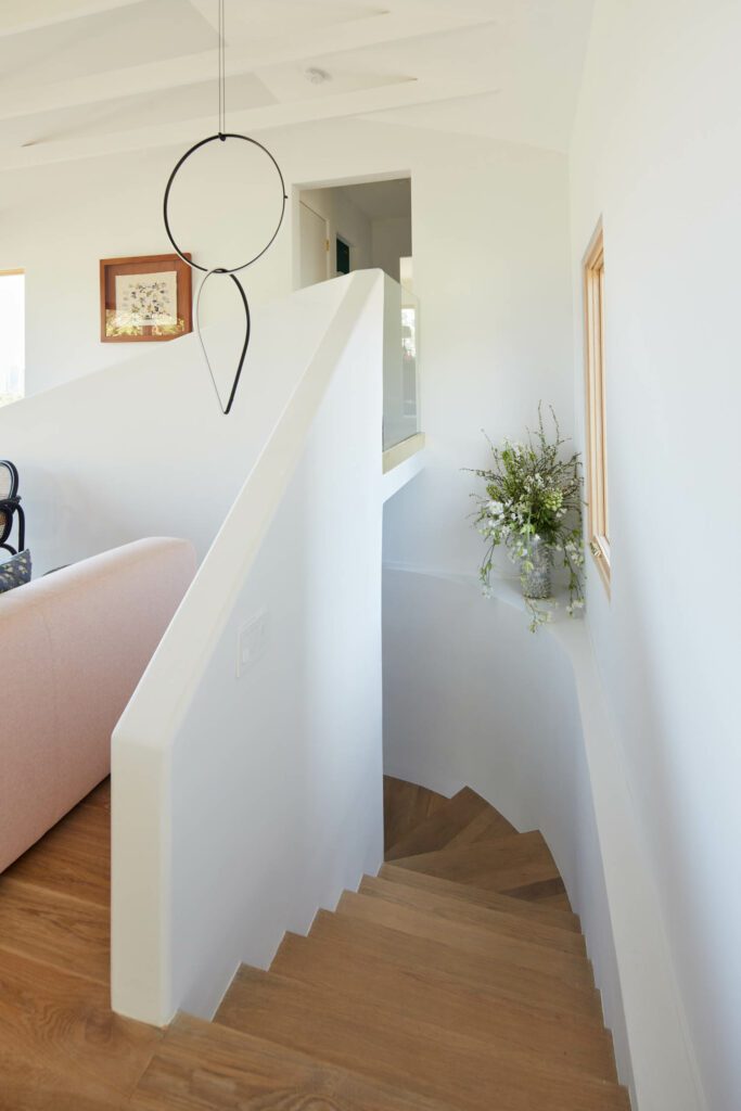 重定向楼梯通向主套房和花园