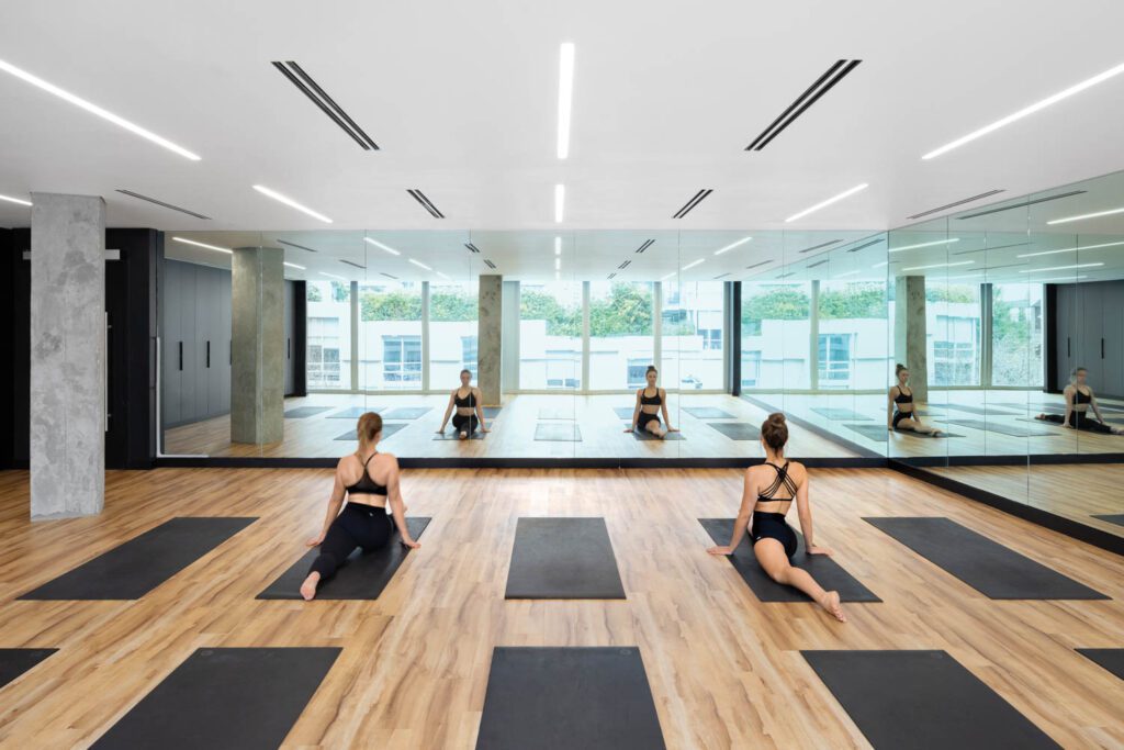 两个人用黑瑜伽垫室做瑜伽