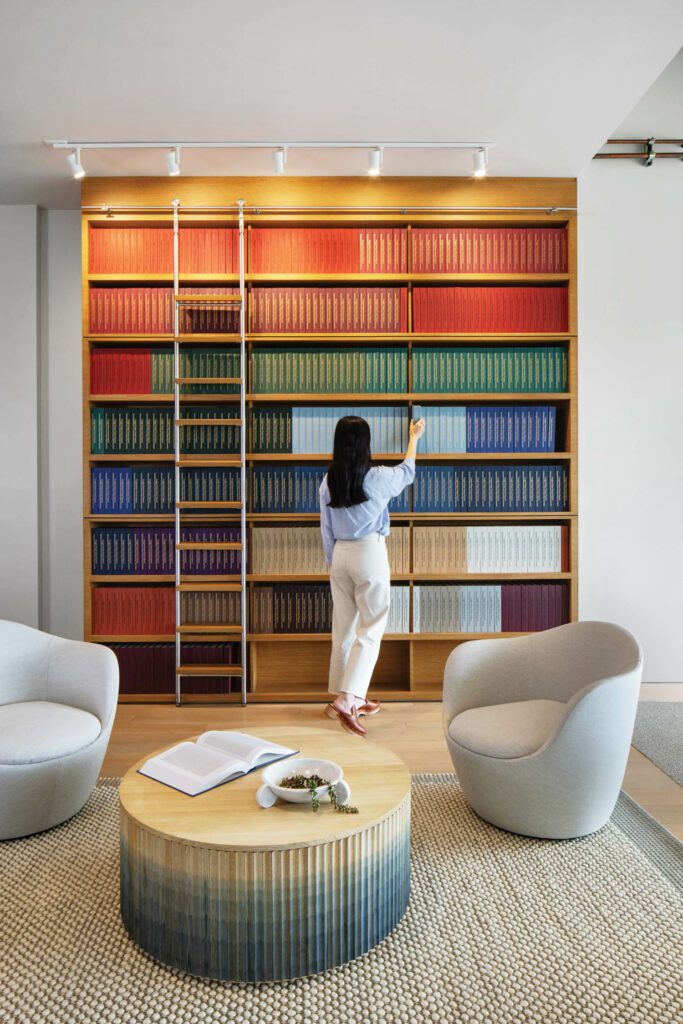 一个女人求书颜色协调书架