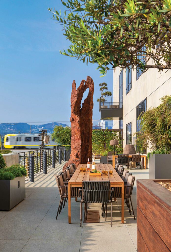 阳台上铁树干雕塑