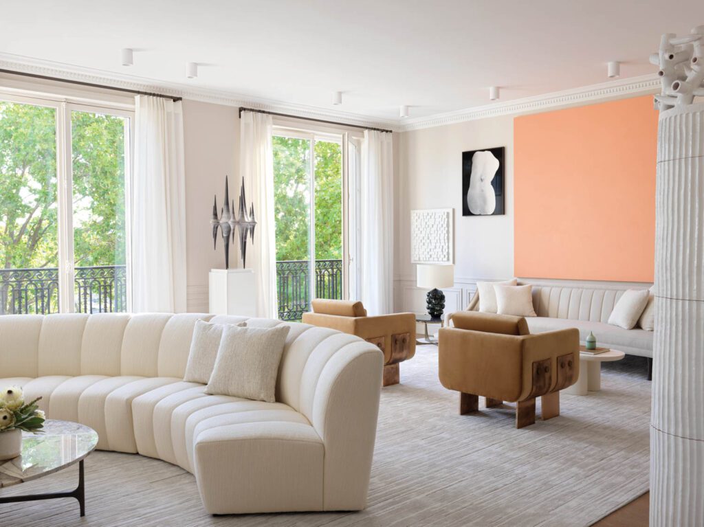 达米安Langlois-Meurinne设计客厅两张沙发窗间陶瓷和金属雕刻由 Nadège Mouyssinat编译