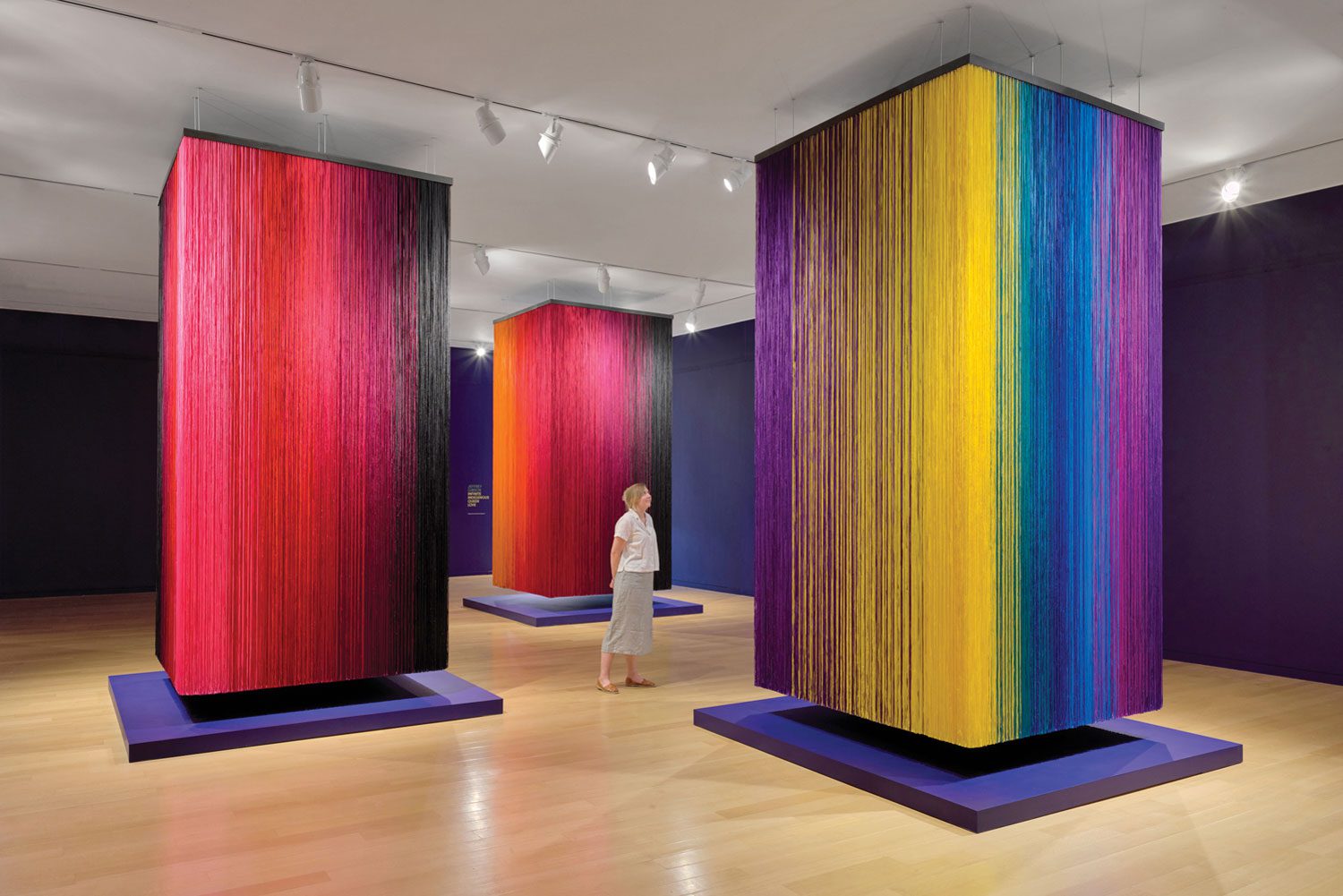 红月、红日落和沙漠天空由50 000条边际雕刻组成,来自美国原住民艺术和手工艺品供应商Craud Crow交易站,见马萨诸塞州Lincoln deCordova雕刻公园和博物馆,2022年3月12日