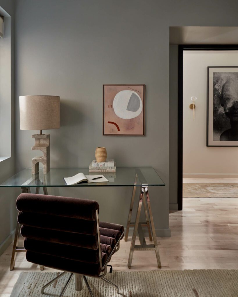 办公室内CB2轮椅与Crate和Barre