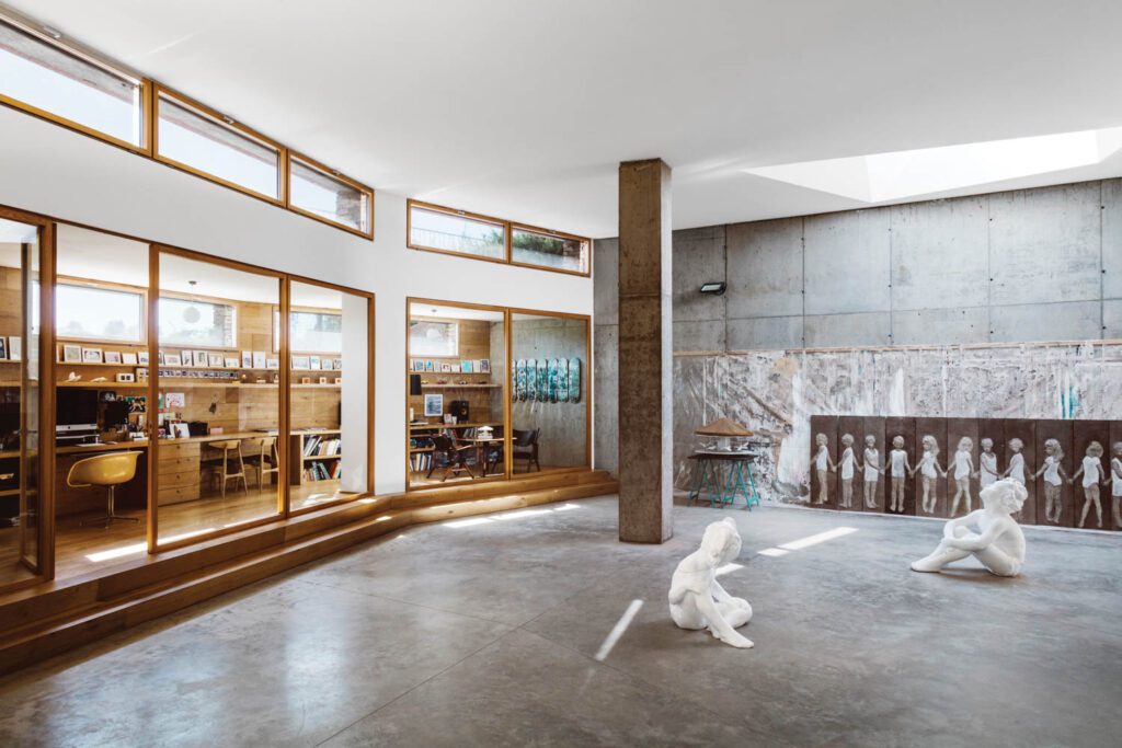 HansJWegnerCH33座椅是研究中座次中的一部分,它像屋状天窗相邻