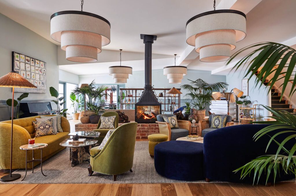 George休息室由各种风格、模式和颜色组成,艺术和装饰品出自欧洲名牌市场和Sydney设计演播室Merci Maison以及其他零售商