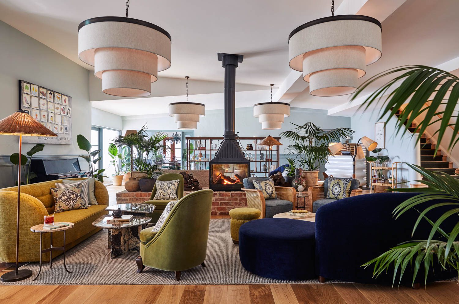 George休息室由各种风格、模式和颜色组成,艺术和装饰品出自欧洲名牌市场和Sydney设计演播室Merci Maison以及其他零售商