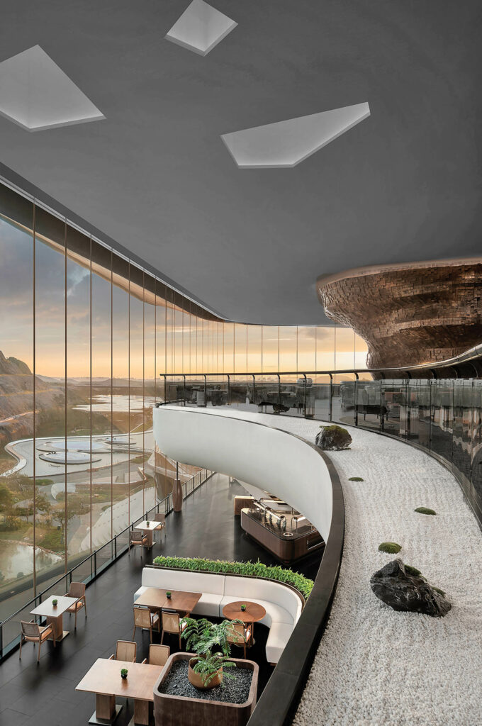 Limestone碎片源自网站全过程,包括沿餐厅梅扎宁的干花园