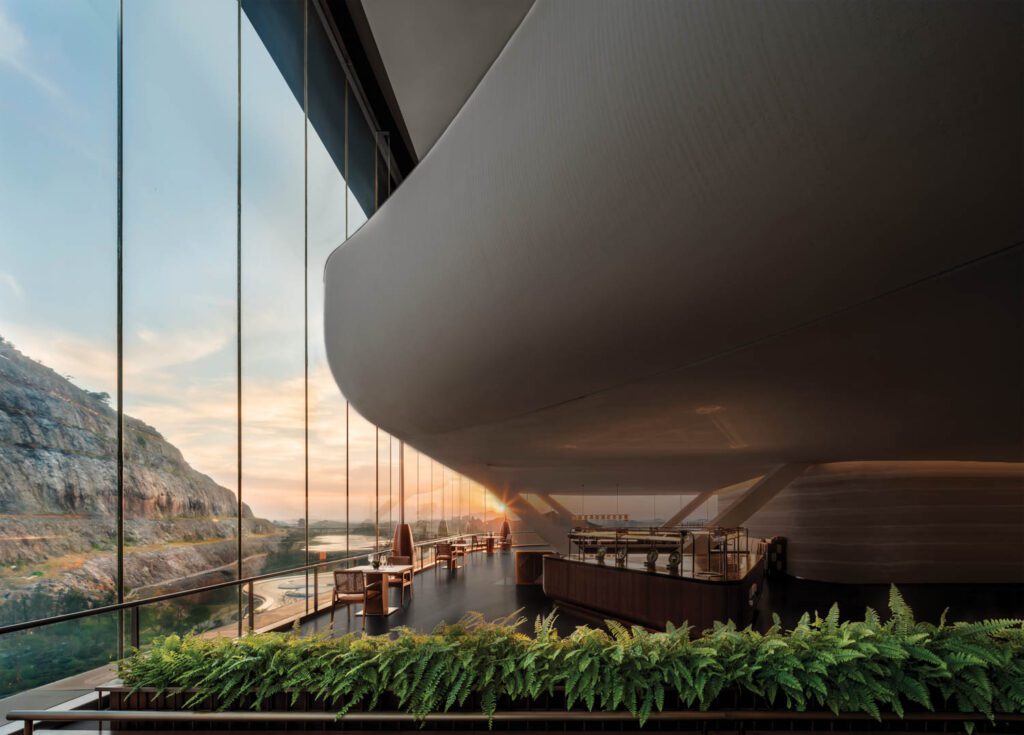 Banyan树南京花园博览会餐厅由郑中构件提供内涵的豪华宾馆组成,由唐山废弃采石场启发通过33尺高窗帘墙可见