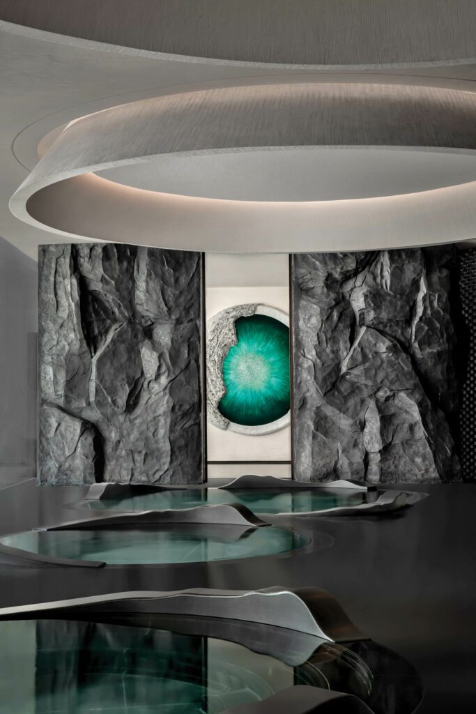 白金结晶和金属画作代表本地唐山温泉