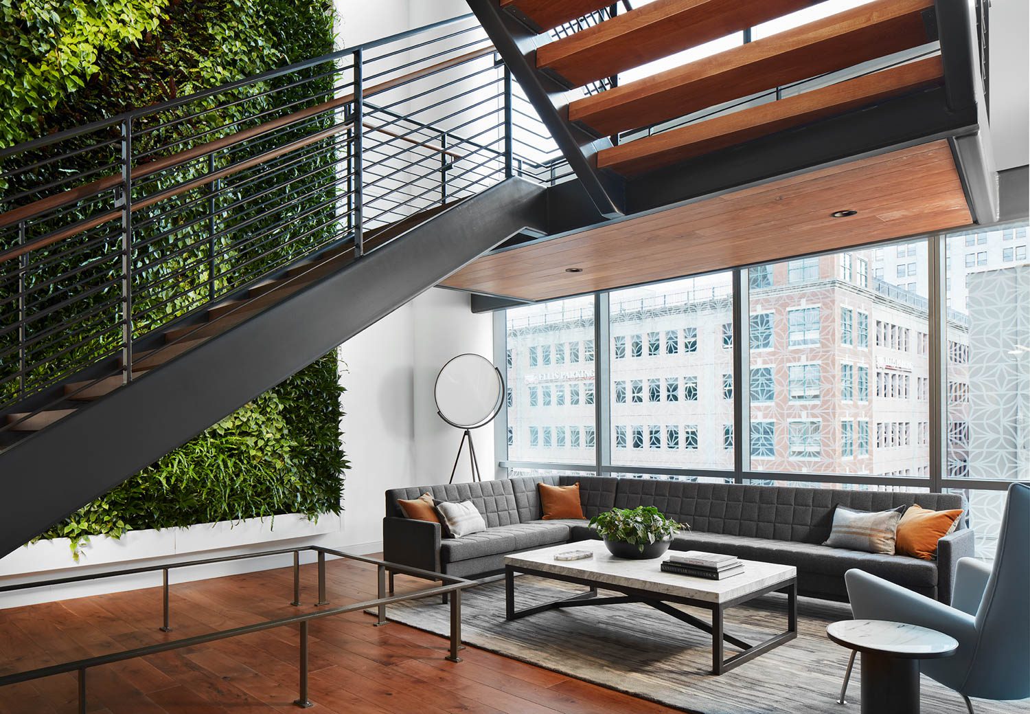 coalesse座次集合自定义核桃楼梯四楼,配有Maple内嵌和画钢棒,通向7楼