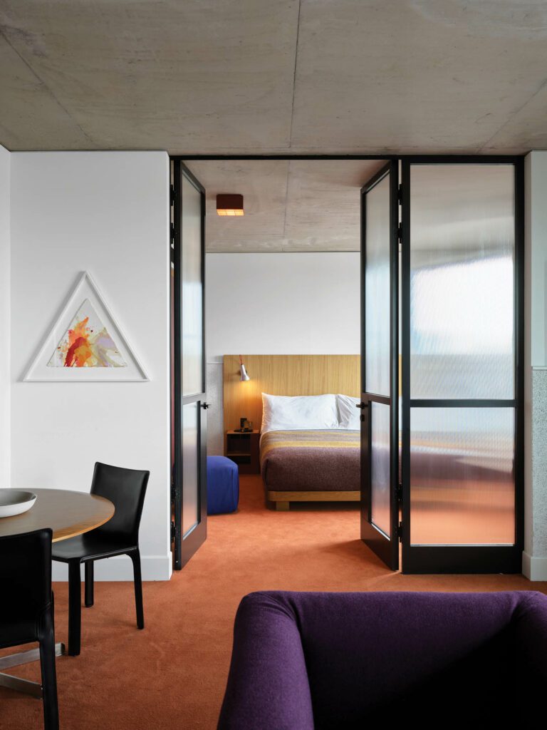 起居室Charles和Ray Eames表和Mario Bellini轮椅由Sydney Ball三角画作支持