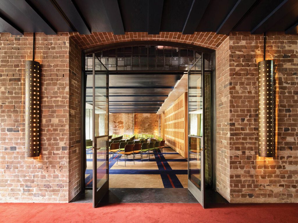 大卫·罗兰1964年古板堆椅从不失编组装会议室 黑布板排后墙