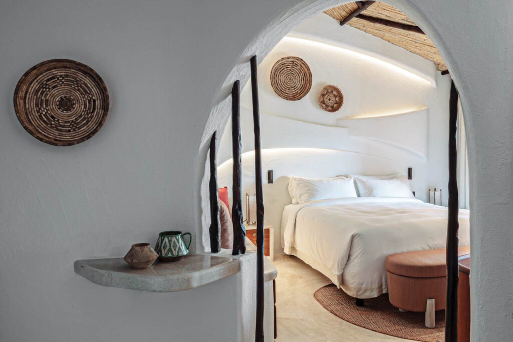 带自然石墙的卧室