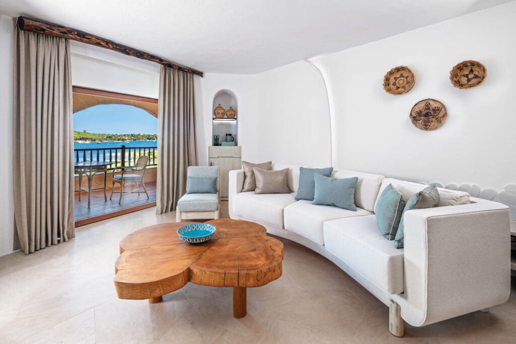 核桃咖啡表在客厅中心