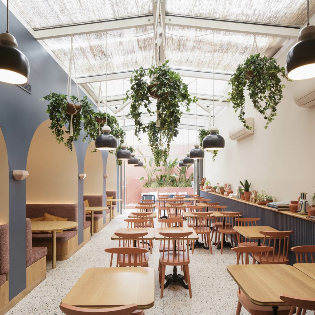 Patricia Lobo插件混合天窗和白铝剖面