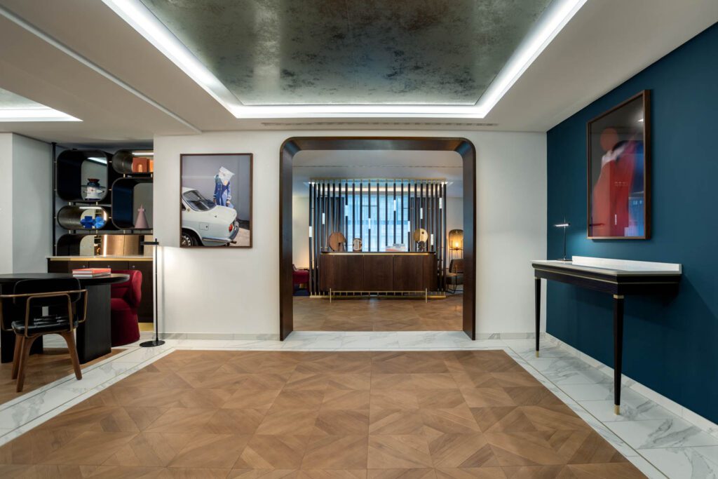 橡树底层入口通向门厅