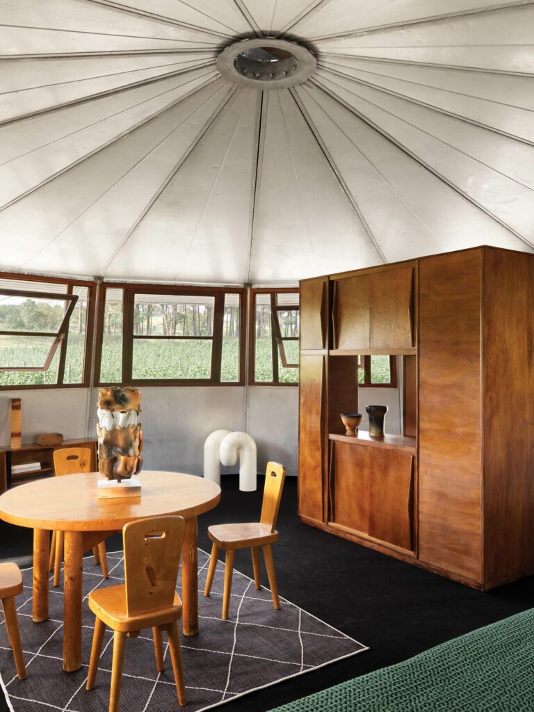 Marabout室内装配夏洛特 Perriand表、René Martin椅子和极原存储器