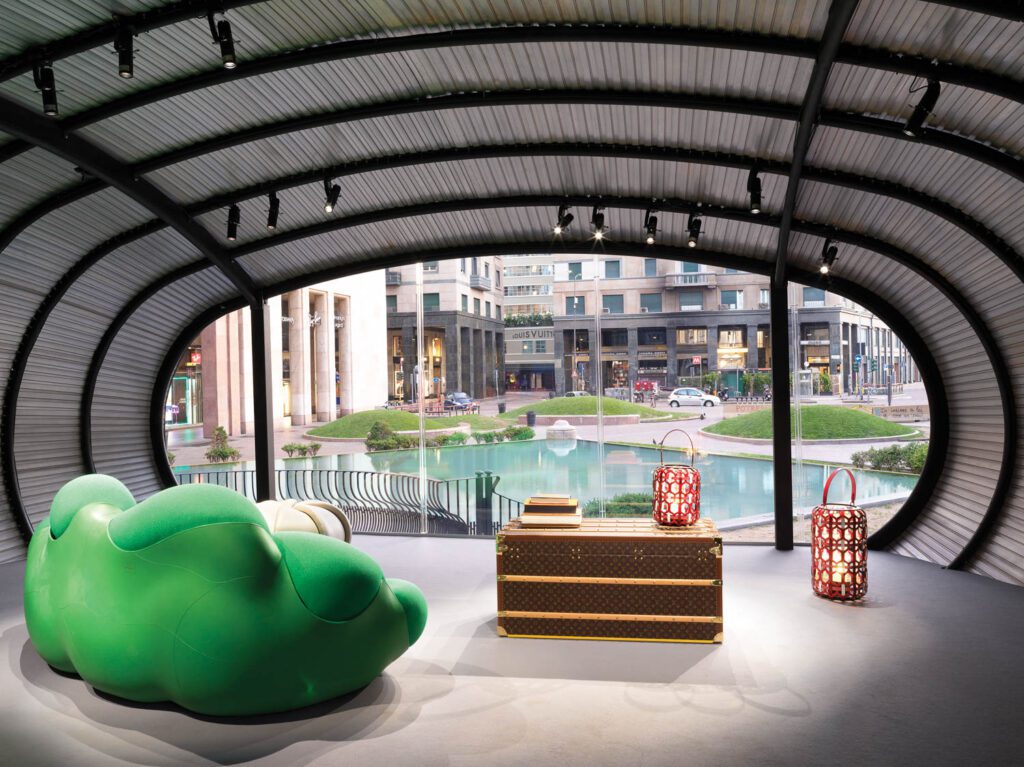 1972年Charlet Nova与Louis Vuitton在米兰Solonedel Mobile合作主办该品牌的Nomacic对象集合,包括Campana兄弟BombocasofaGM和Zanetto/Borttoto灯