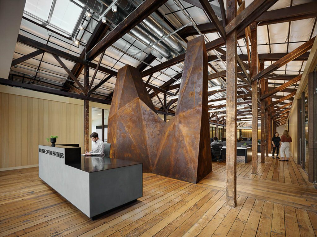 楼层、柱子和弓状结构原创