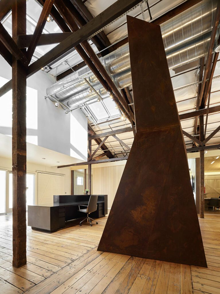 雕塑站15尺高 由36块板组成