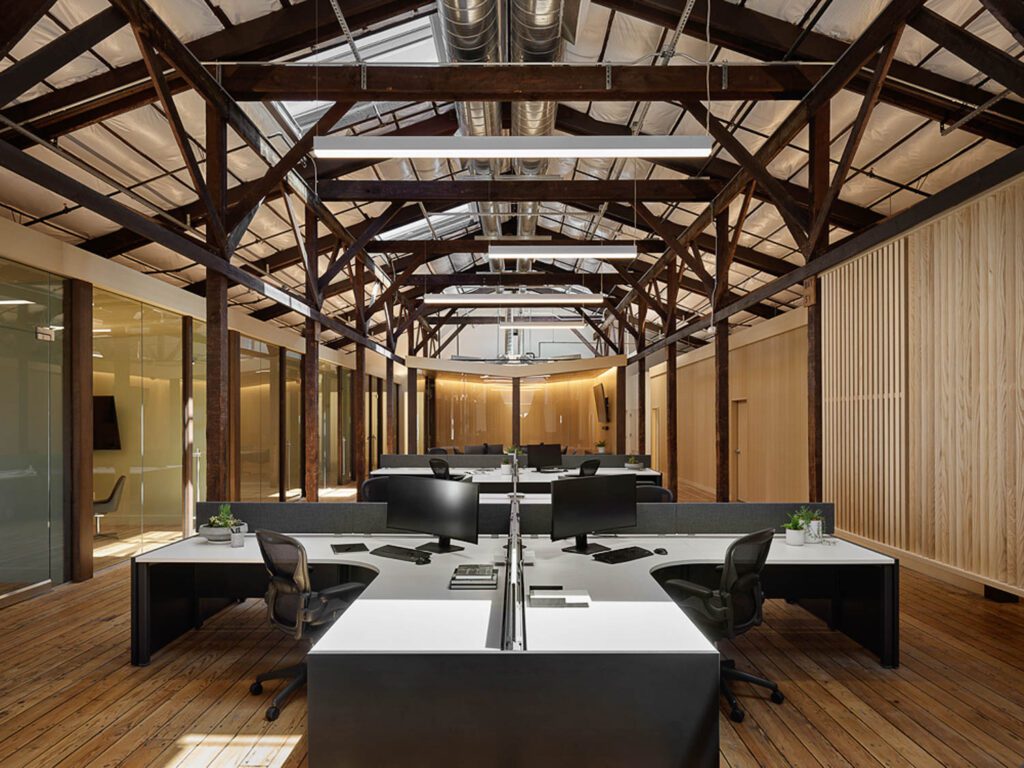 工作站分布中心脊柱,左侧由私人办公楼和隔开休息室的屏墙隔开右侧