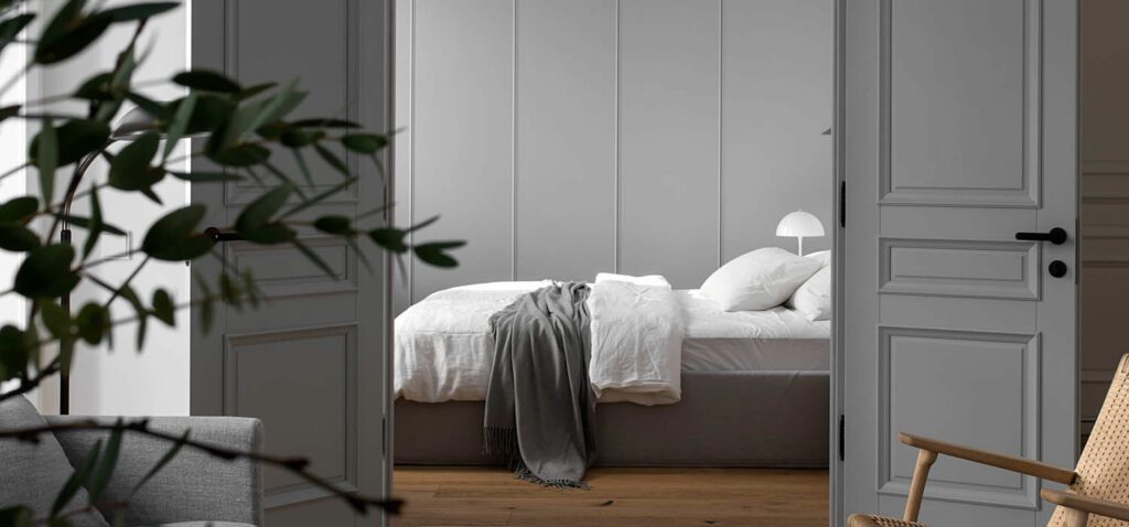 8号公寓门通向Elena Petresku